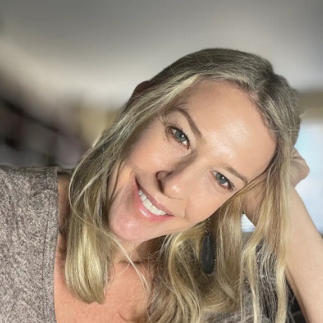 A photograph of Amanda Klarsfeld.